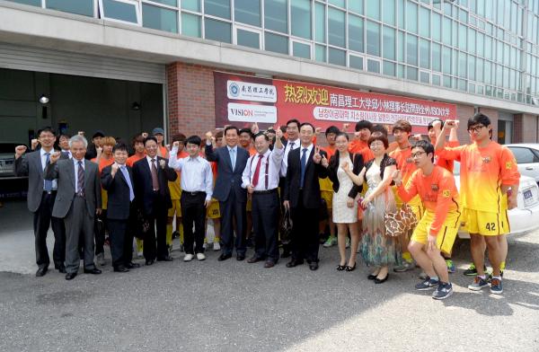 全州VISION大学校长洪淳直（中左）陪同邱理事长（中右）与汽车系学生合影.JPG