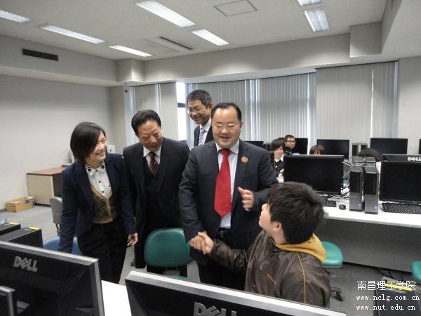与京都情报大学院大学学生亲切交谈.jpg