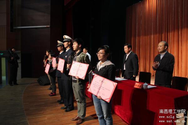 国防教育征文比赛现场颁奖.jpg