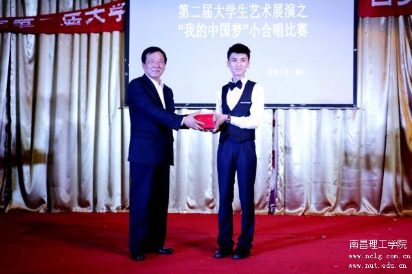 熊校长给第一名航空航天学院颁奖.JPG