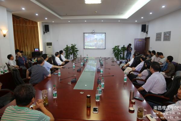 开元(中国)校领导在会议室观看抗战七十周年胜利阅兵式.jpg