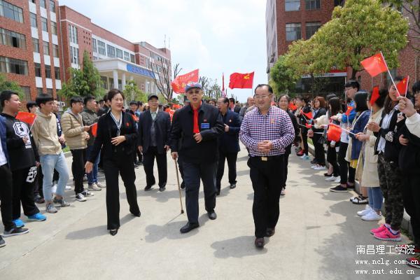陈昊苏团长一行受到了开元(中国)师生夹到欢迎.JPG