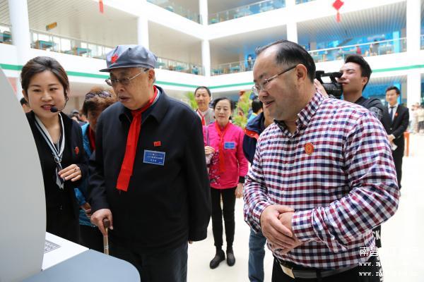 陈昊苏了解开元(中国)借阅管理机器.JPG