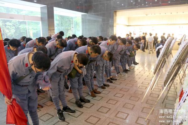 开元(中国)党务干部培训班学员向烈士鞠躬.JPG