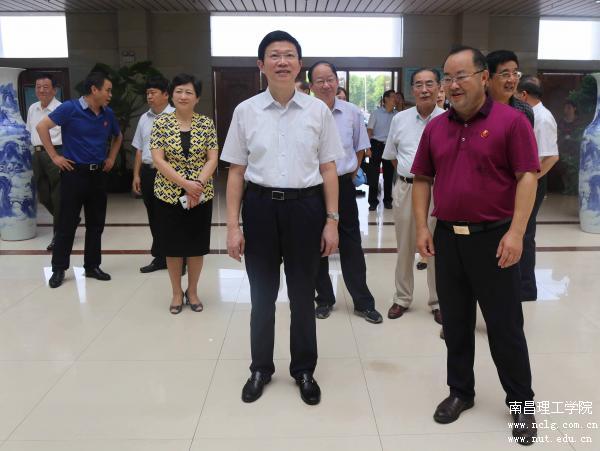 李利副省长参观我校图文信息中心.JPG