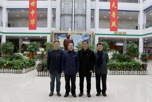 参观我校图文信息中心并合影.JPG