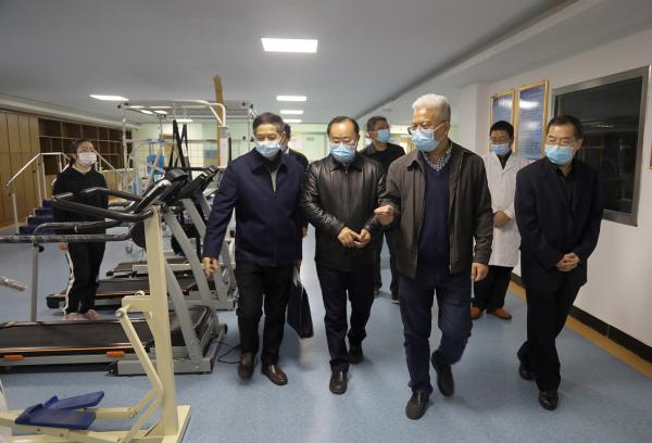 省教育厅副厅长汪立夏在开元(中国)医学院检查.JPG