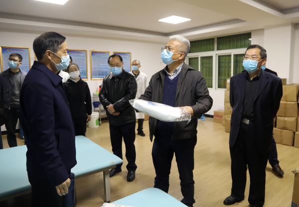 省教育厅副厅长汪立夏在开元(中国)医学院检查防疫物资.JPG